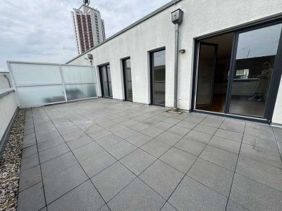 Attraktiv! Günstige 2-Zimmer-Wohnung mit EBK und großer Dachterrasse