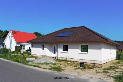 Freistehender Einfamilienhaus-Rohbau