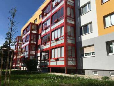 Verglaster XXL-Balkon, verkehrsgünstige Lage, frisch saniert