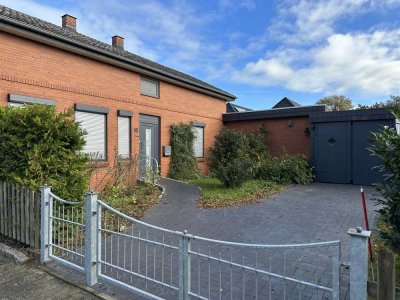 Ältere, teilmodernisierte Haushälfte mit Garage und tollem Garten in Büdelsdorf!