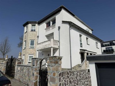 Schlossähnliches Anwesen mit Panoramablick und flexiblen Wohnkonzepten in Kassel-Wolfsanger