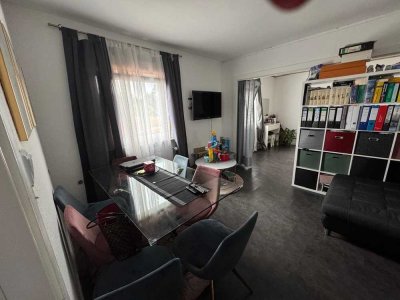 Lichtdurchflutete Etagenwohnung mit Einbauküche, Ankleide und zwei Ebenen in Hofheim-Nord