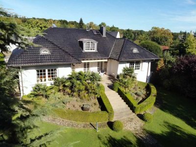 Elegante Villa mit malerischem Brunnen in exklusiver Lage Bad Homburg