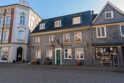 Exklusive Rarität: Denkmalgeschütztes Wohn- und Geschäftshaus