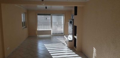 Attraktive und vollst. renovierte 3-Zimmer-Erdgeschosswohnung mit Balkon und EBK
