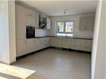 Neuwertige 4,5 Zimmerwohnung mit Einbauküche  und kleinen Garten