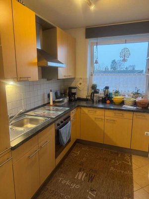 Gepflegte und sanierte Eigentumswohnung mit Sonnenbalkon, Einbauküche und Stellplatz - bezugsfrei !