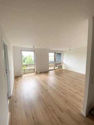 4-Zimmer-Wohnung, 83 m2, neu renoviert, inkl. Garage + Carport