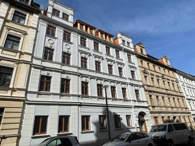 ZWEITBEZUG! Lift bis vor die Tür, Balkon & offene Küche, verteilt auf 3 Zimmer!