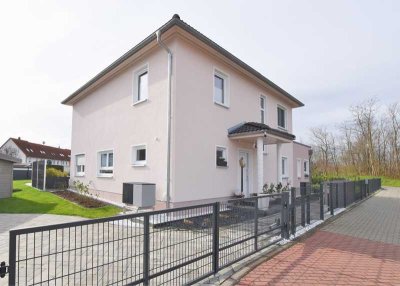 Moderner Neubau mit Pool und Photovoltaik in ruhiger Lage
