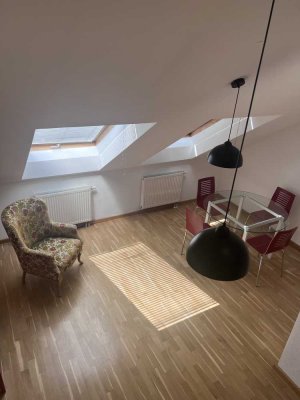 Sonnige 1,5- Zimmer DG-Wohnung mit EBK, teilmöbliert