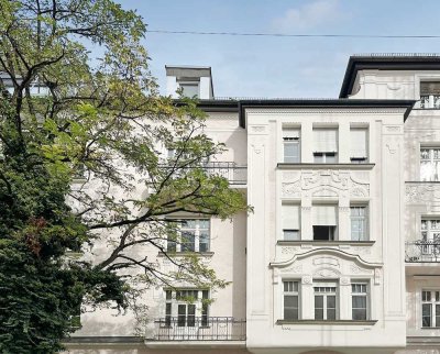 Kernsanierte 4-5-Zimmer-Wohnung im denkmalgeschützten Altbau in Schwabing!