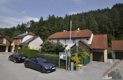 "Wohnen wie im Urlaub"- Ruhig gelegene Doppelhaushälfte mit gepflegten Garten in Hohenberg