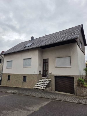 Freundliches und gepflegtes 6-Zimmer-Einfamilienhaus mit EBK in Schwarzenholz Saarwellingen