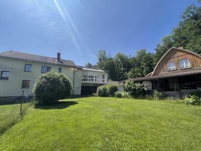 Wohn- und Gewerbeanwesen mit entzückendem Ferienhaus in bester Lage von Hochwaldhausen!