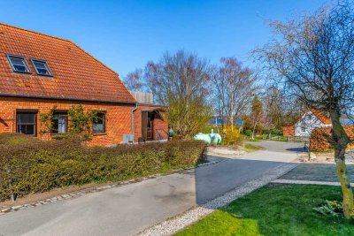 Charmantes Reihenendhaus auf Insel Poel – Ostseenähe, Naturidylle & 2 Wohnungen, mit Balkon & Garten