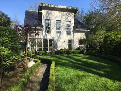 Freistehendes Einfamilienhaus mit 8 Zimmern in exklusiver Wohnlage in Neuss-Grimmlinghausen