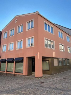 Schöne und sanierte 4-Raum-Hochparterre-Wohnung mit Balkon und Einbauküche in Riedenburg