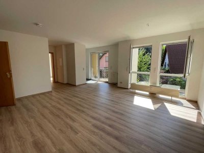 HELLE WOHNUNG IM 1. OG, BALKON, RUHIGE HOFSEITIGE LAGE!