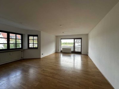 Geschmackvolle 4-Raum-Wohnung mit gehobener Innenausstattung mit Balkon und Einbauküche in Eching