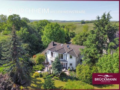 Luxus im Grünen: Repräsentative Weinstraßen Villa mit parkartigem Garten in Ortsrandlage