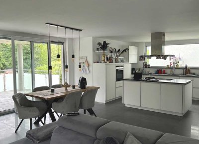 Moderne, lichtdurchflutete Wohnung mit XXL-Balkon
