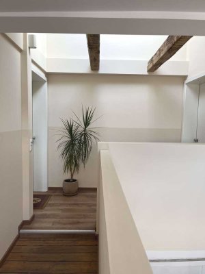 Wunderschöne  2-Zimmer Wohnung mit Loggia im tollen Altbau mit freigelegten Holzbalken