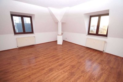 3-Zimmer-DG-Wohnung mit großer Küche, Bad mit Badewanne und Dusche