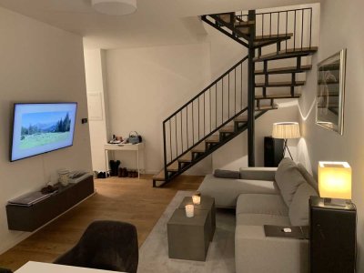 Stilvoll möblierte, sanierte 3-Zimmer-Maisonette-Wohnung mit zwei Balkonen in Berlin