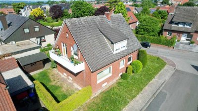 Zuhause ankommen – charmantes Zweifamilienhaus mit Blick ins Grüne und bezugsfreier Wohnung