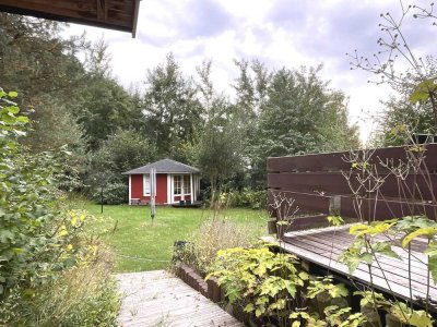 Einfamilienhaus mit 126 m², Fußbodenheizung, Kamin und idyllischem Grundstück.