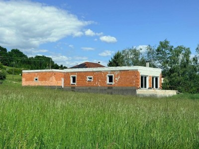 Rohbau-Bungalow im Grünen zum Fertigstellen nach Wunsch!
