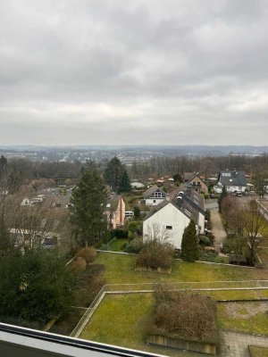 Geräumige Eigentumswohnung mit Aufzug, zwei Garagenstellplätzen und weitem Ausblick