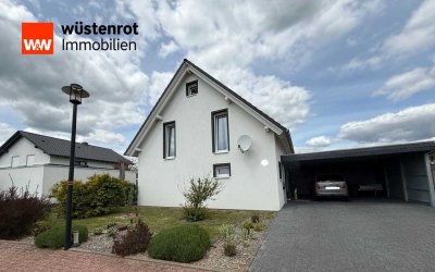 Ich bin ein erst 8 Jahre altes Haus mit Carport und großem Grundstück und suche eine neue Familie!