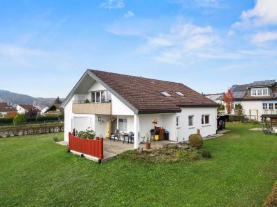 In sonniger und ruhiger Lage - Zweifamilienhaus 
auf großem - aufteilbarem - Grundstück