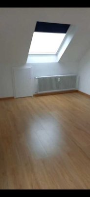 Stilvolle, neuwertige 2,5-Zimmer-Dachgeschosswohnung mit geh. Innenausstattung mit Balkon und EBK