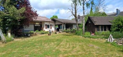 Einfamilienhaus mit großem Grundstück, Teich und 3-fach Garage in Oberspeltach