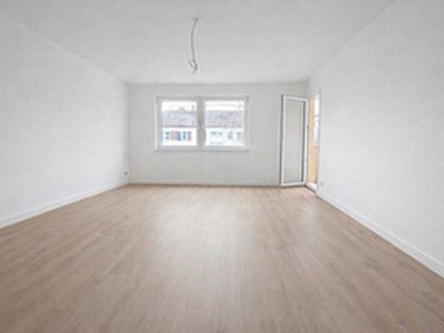 Erstbezug nach Sanierung ca. 87qm 3 Zimmer + Küche + Bad mit Badewanne + Balkon + Keller