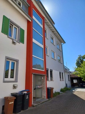 Hochwertige, seenahe 3- Zimmer Stadtwohnung mit großer Terrasse im 1. OG