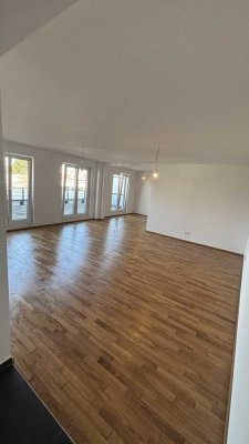 Lichtdurchflutete Penthouse-Wohnung mit EBK in Offenbach am Main