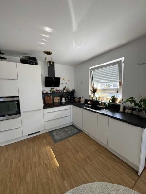 Schönes Haus mit Garten und Einbauküche