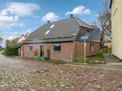 Hübsches Einfamilienhaus + Ferienwohnungen + Grundstück in direkter Hafennähe in Wiek auf Rügen