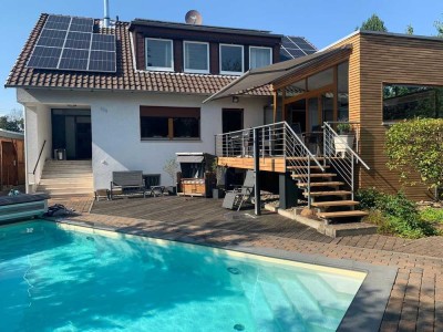 Ein Zuhause für Generationen ; Zweifamilienhaus mit beheizbarem  Pool