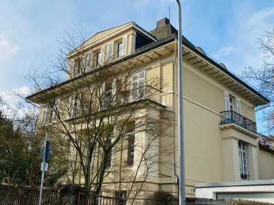 Hellle Dachgeschosswohnung in großzügiger Villa