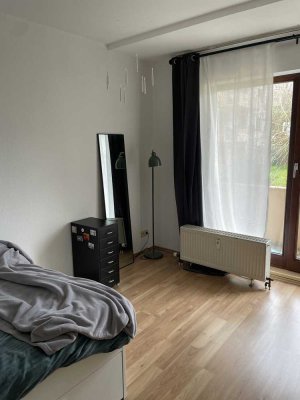 Helles Ein-Zimmer-Appartement mit Balkon