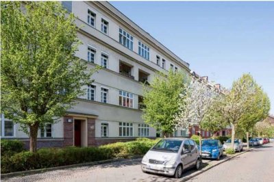 Großzügige Altbauwohnung mit Südost-Loggia, Wohnküche und originalem Dielenboden