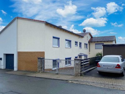 ZWEIFAMILIEN-DOPPELHAUSHÄLFTE MIT 2 GARAGEN UND NEBENGEBÄUDEN IN RUHIGER LAGE VON ZIRNDORF