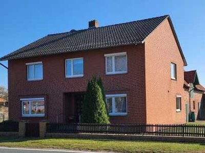 Gepflegtes Wohnhaus mit angrenzender Weide sucht neue Besitzer.