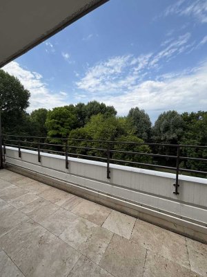 Erstbezug nach Sanierung: ansprechende 2-Zimmer-Wohnung mit Einbauküche und Balkon in Gröbenzell