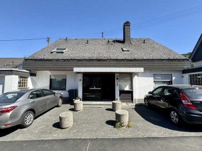 Attraktives Dreifamilienhaus in Siegen mit 2 Garagen, Stellplätzen & Garten